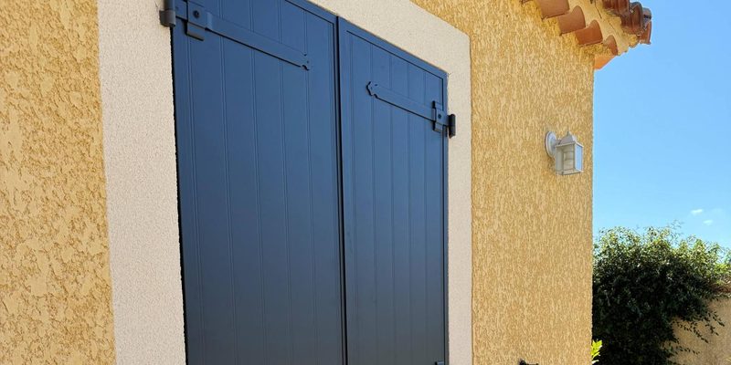 Volets battants aluminium gris anthracite sur une façade provençale
